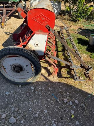 Sembradora LAMUSA roja