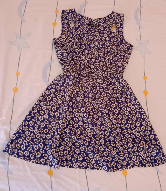 Vestido azul con estampado floral