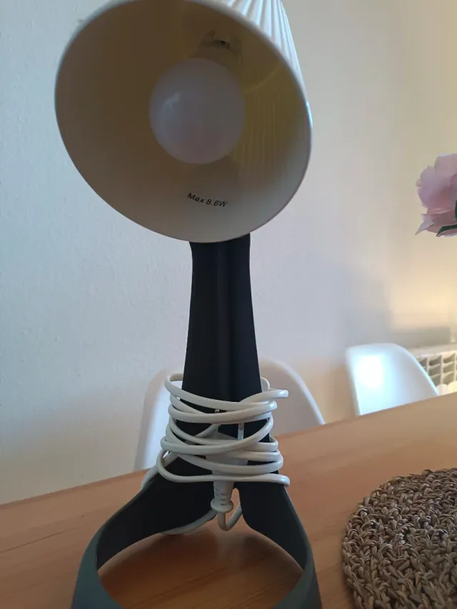 Lámpara de mesa Ikea gris y blanca.