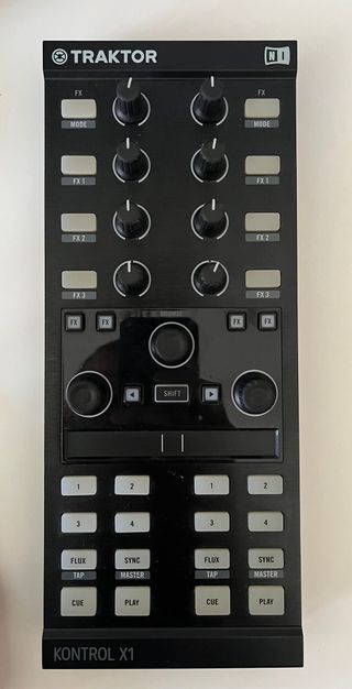Controladora Native Instruments Traktor Kontrol X1