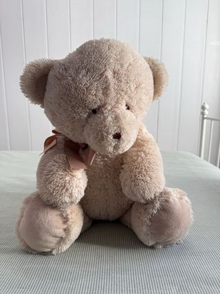 Oso de peluche beige con lazo