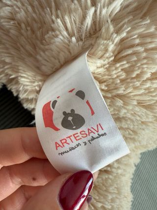 Oso de peluche beige con lazo