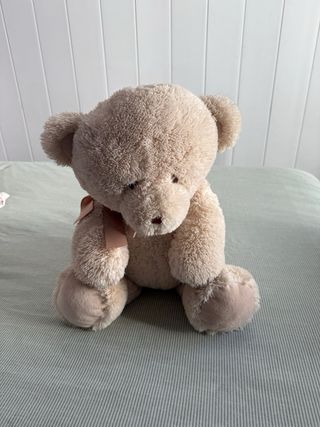 Oso de peluche beige con lazo