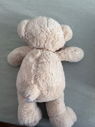 Oso de peluche beige con lazo