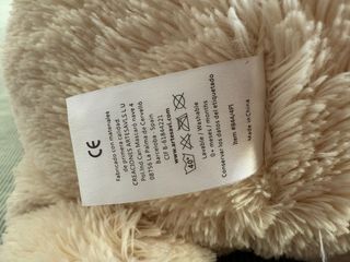 Oso de peluche beige con lazo