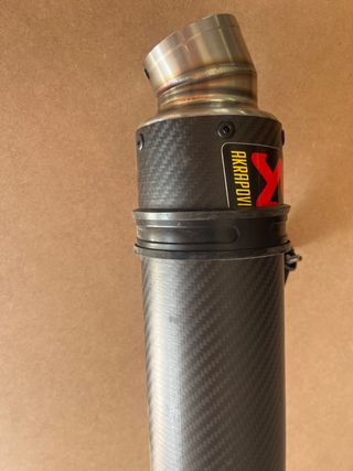 Escape Akrapovic con tubos