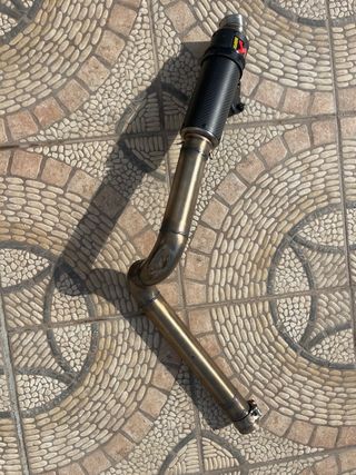 Escape Akrapovic con tubos