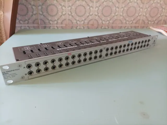 Panel de conexión Behringer 