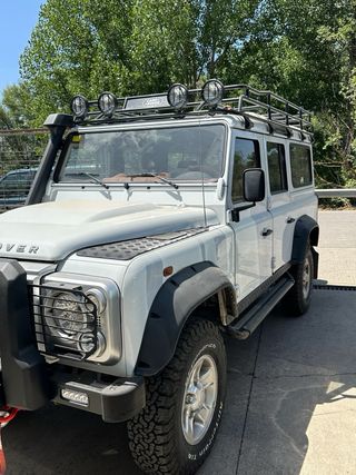 Land Rover Defender 2011