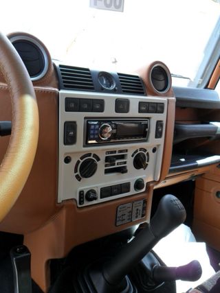 Land Rover Defender 2011