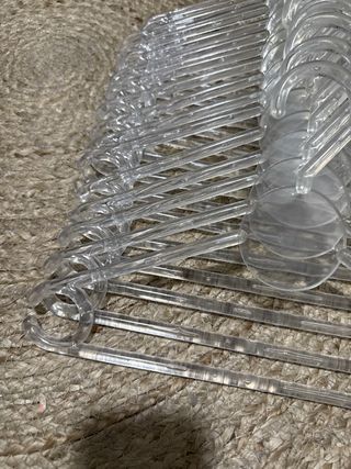 17 perchas pequeñas transparentes