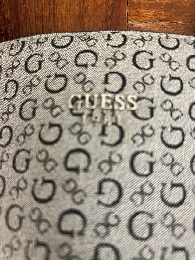Bolso Guess Gris y Negro
