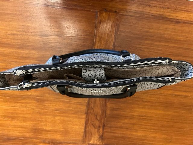 Bolso Guess Gris y Negro