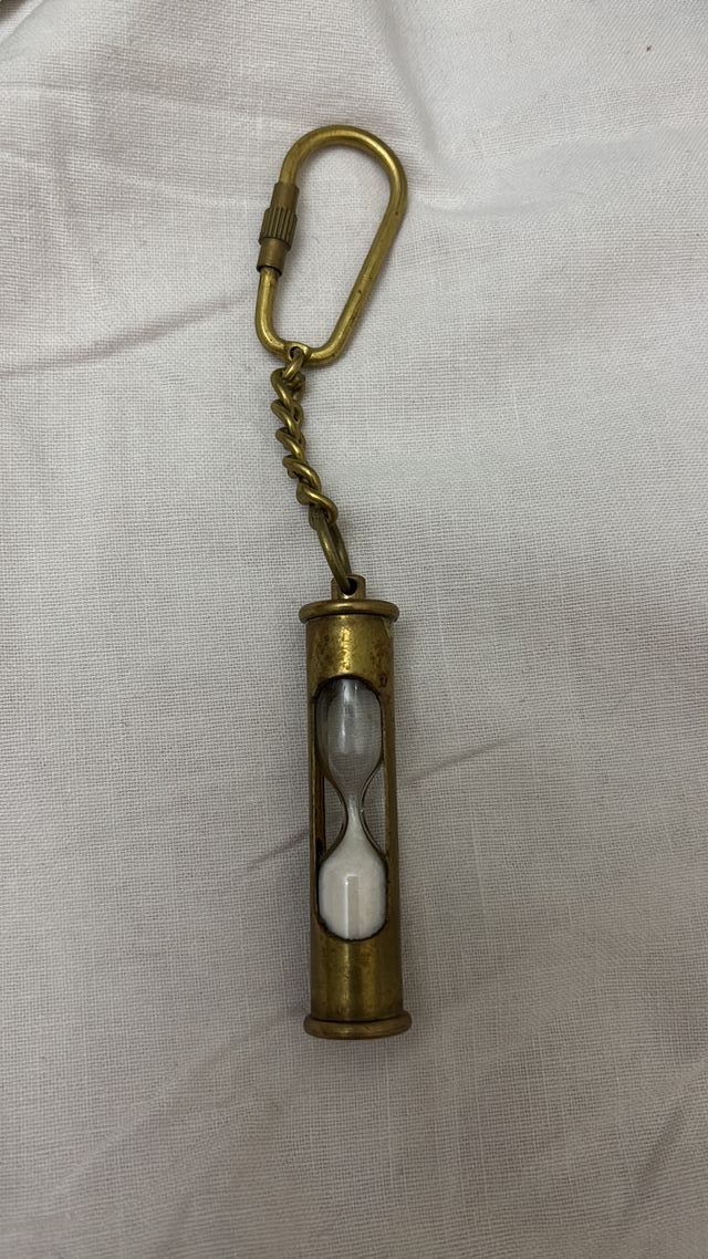 Llavero vintage de latón con reloj de arena