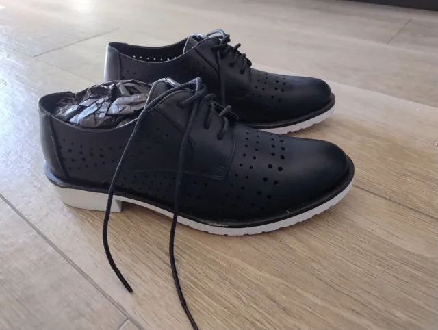 Scarpe donna nere traforate