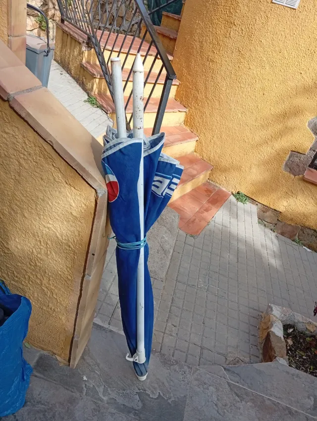 Sombrilla de playa azul