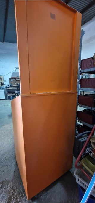 Mueble Indesit naranja metálico
