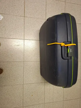 Maleta negra con detalles verdes