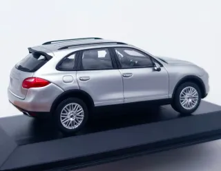 PORSCHE CAYENNE 1:43 MINICHAMPS