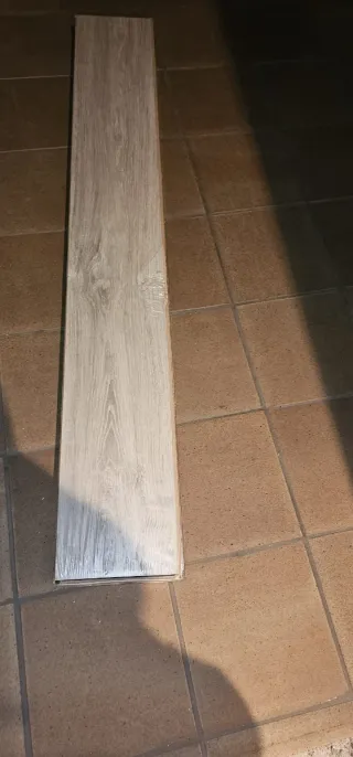 Tarima flotante madera gris