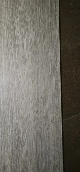 Tarima flotante madera gris