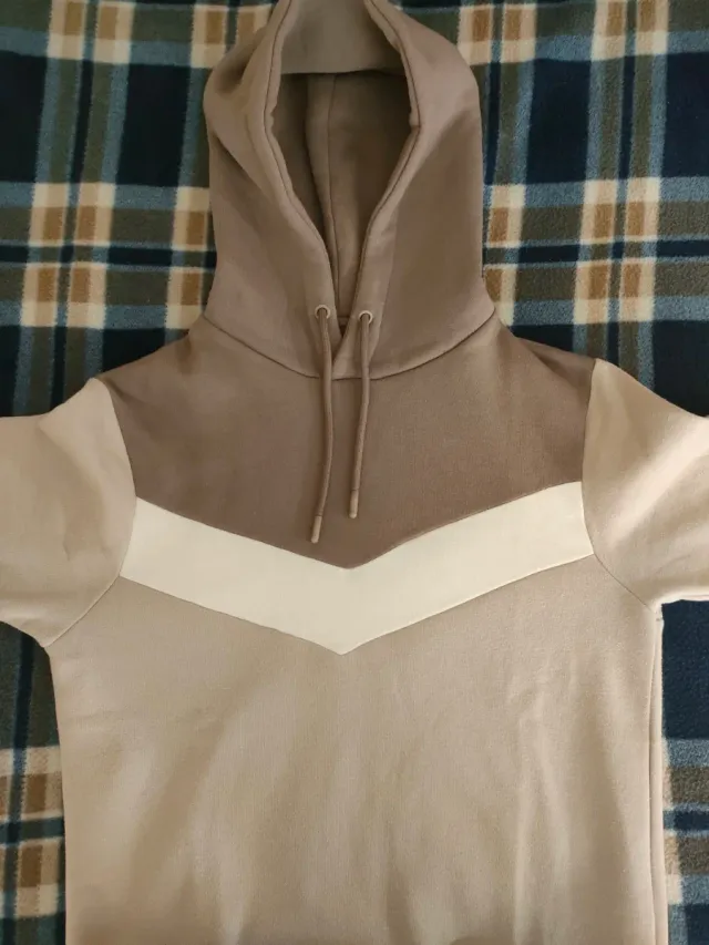 Sudadera beige y blanca