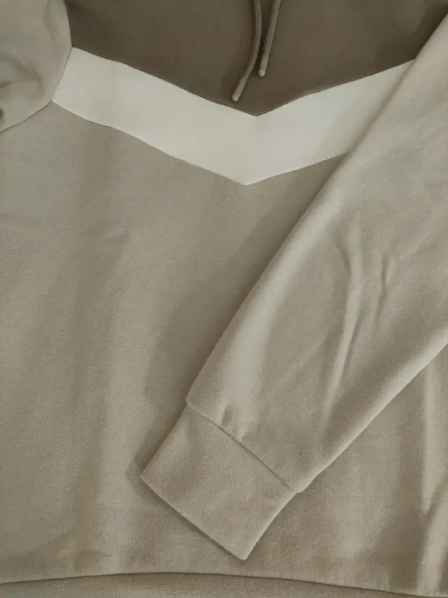 Sudadera beige y blanca