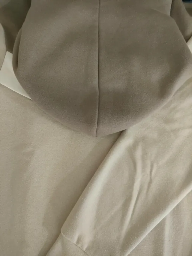 Sudadera beige y blanca