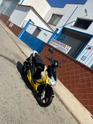 Yamaha Jog RR Amarilla