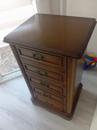 Pequeño sinfonier clásico de madera de calidad