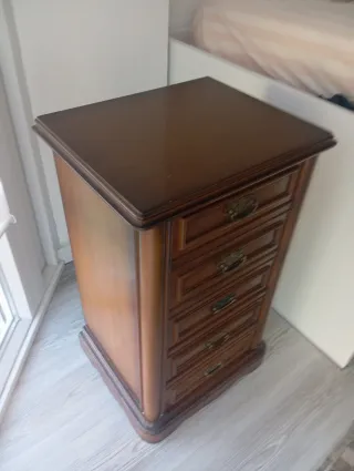 Pequeño sinfonier clásico de madera de calidad