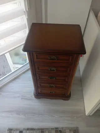 Pequeño sinfonier clásico de madera de calidad