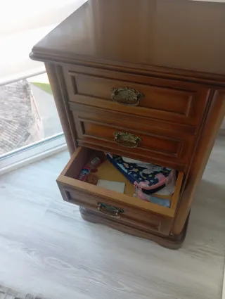 Pequeño sinfonier clásico de madera de calidad