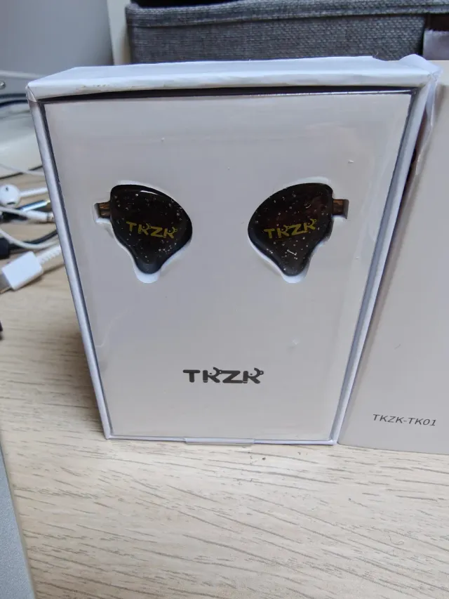Auriculares TKZK-TK01 negros y dorados