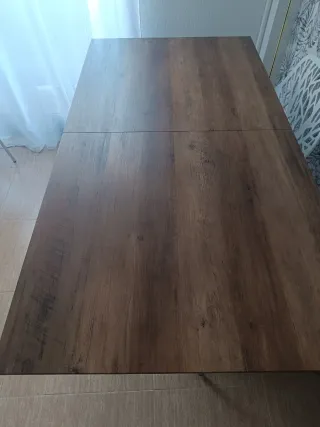 Mesa de salón plegable.
