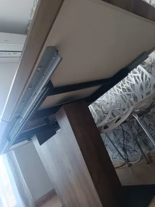 Mesa de salón plegable.