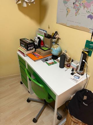 Habitación juvenil con litera, armario y accesorio
