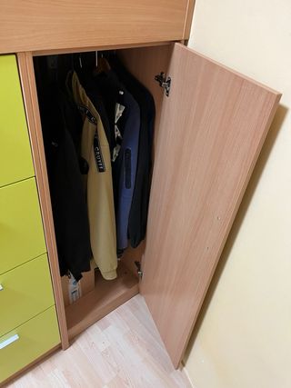 Habitación juvenil con litera, armario y accesorio