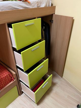 Habitación juvenil con litera, armario y accesorio