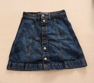 Falda vaquera corta con botones