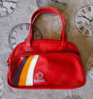 Bolso deportivo Pull&Bear rojo perforado