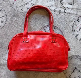 Bolso deportivo Pull&Bear rojo perforado