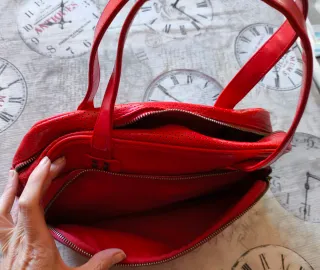 Bolso deportivo Pull&Bear rojo perforado