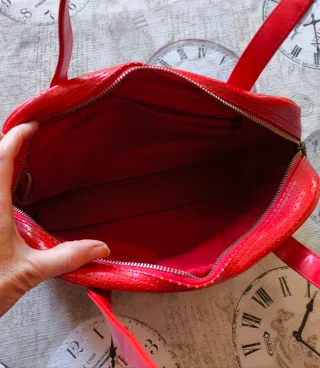Bolso deportivo Pull&Bear rojo perforado