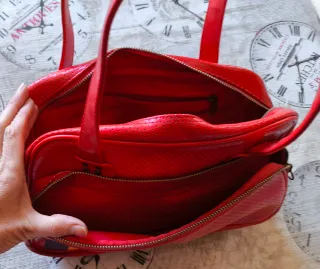Bolso deportivo Pull&Bear rojo perforado
