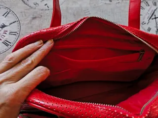 Bolso deportivo Pull&Bear rojo perforado