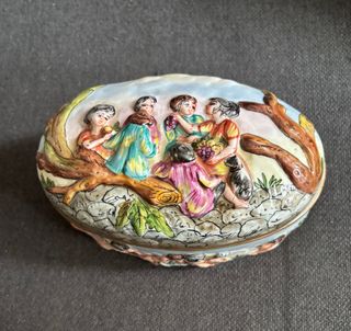 Preciosa caja Porcelanas Álvarez con querubines