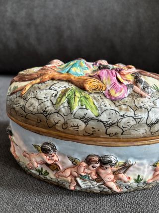 Preciosa caja Porcelanas Álvarez con querubines