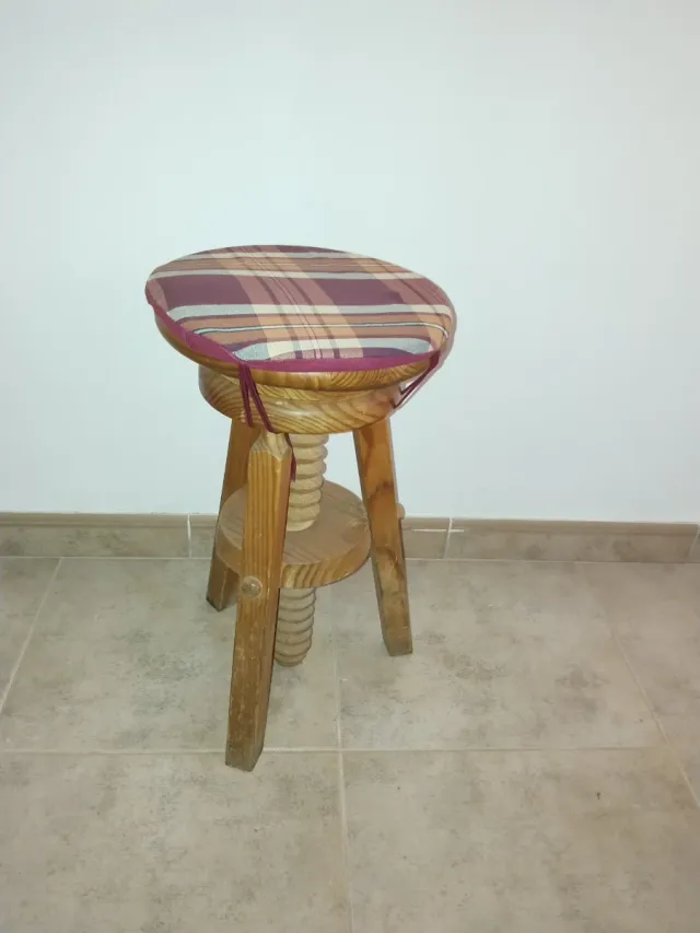 Banquetas de madera regulables (x3)