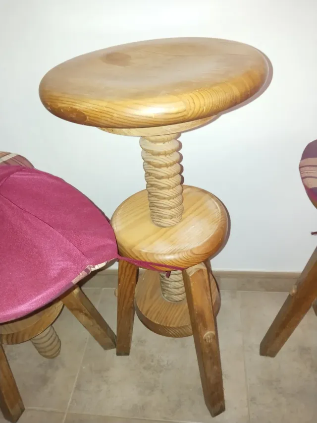 Banquetas de madera regulables (x3)